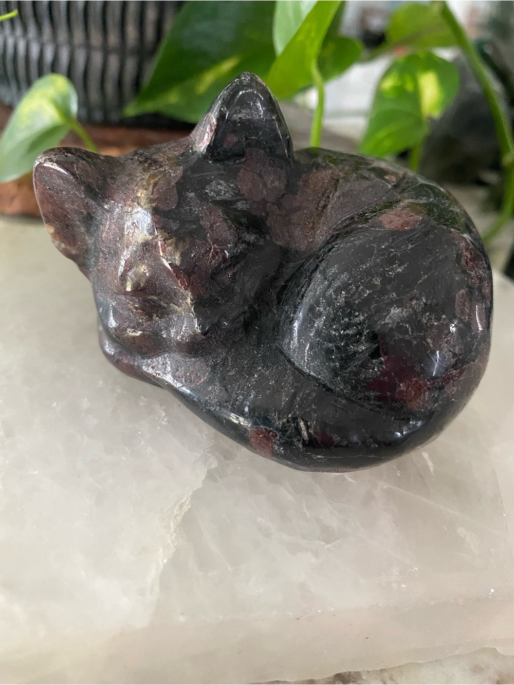 ❤️ Garnet Sleeping Kitty Crystal Carving – Symbol of Comfort & Strength ❤️